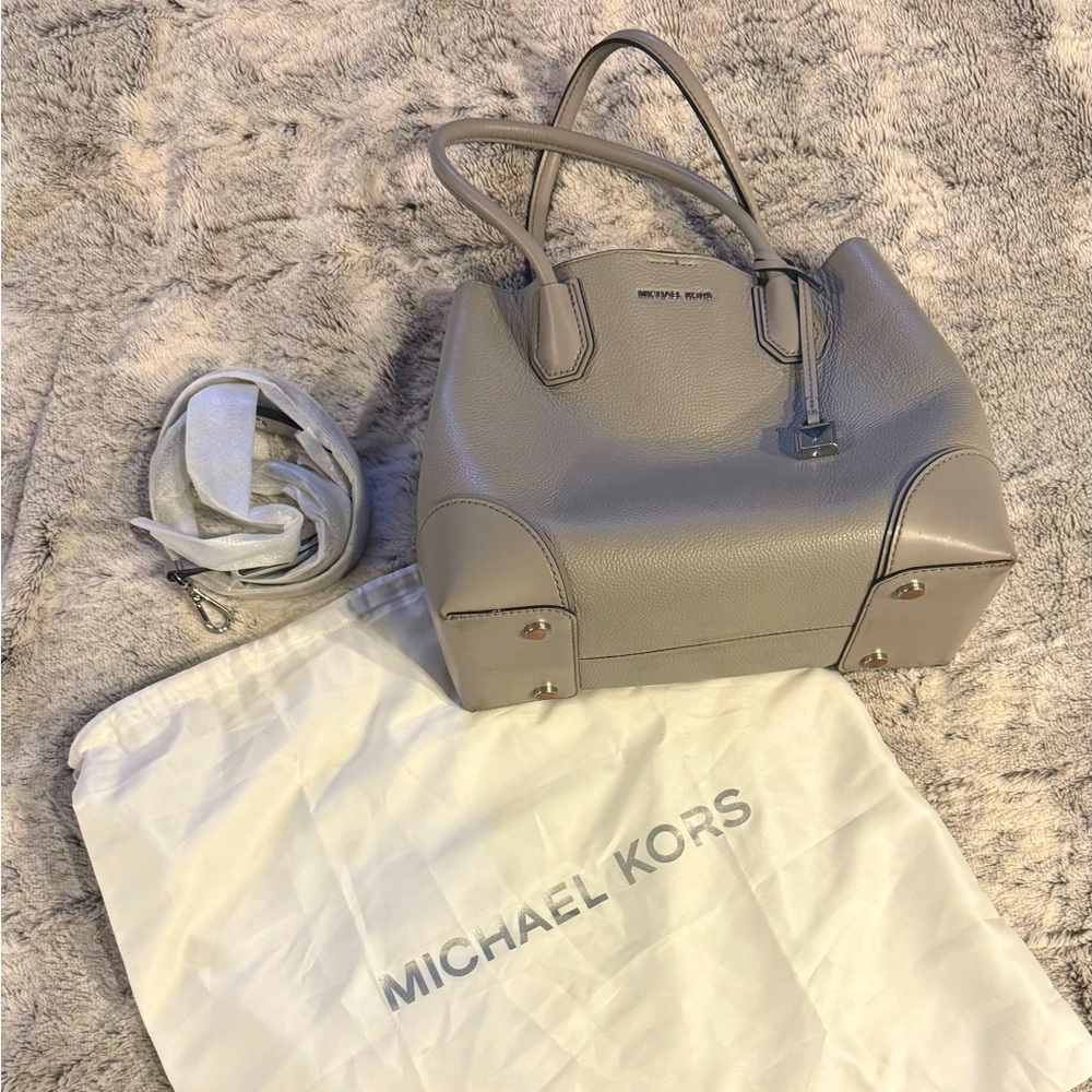 Beautiful Pearl Grey Michael Kors Pebble Leather Purse.  EUC